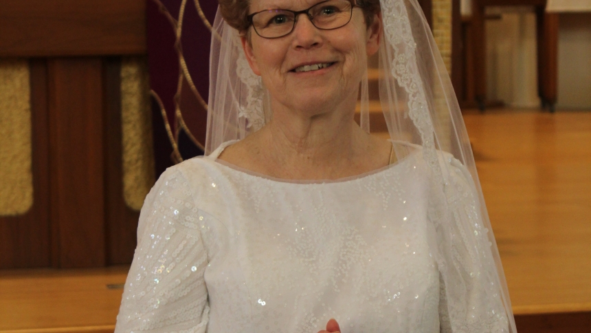 woman in white dress and veil