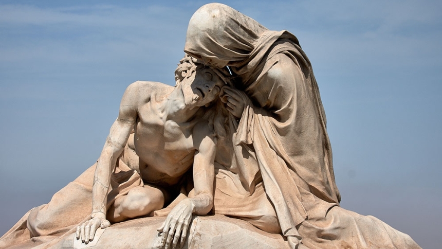 statue of Jesus with Mary depicting one of the stations of the cross